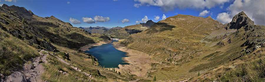 Scendendo dal Passo dei Laghi Gemelli sul sent. 216 ampia vista panoramica sui Laghi e i suoi monti